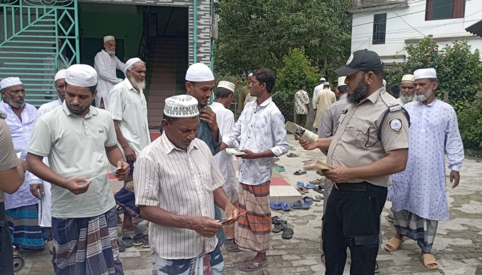 চাঁপাইনবাবগঞ্জে জুমার নামাজের পর ডিএনসি’র লিফলেট বিতরণ