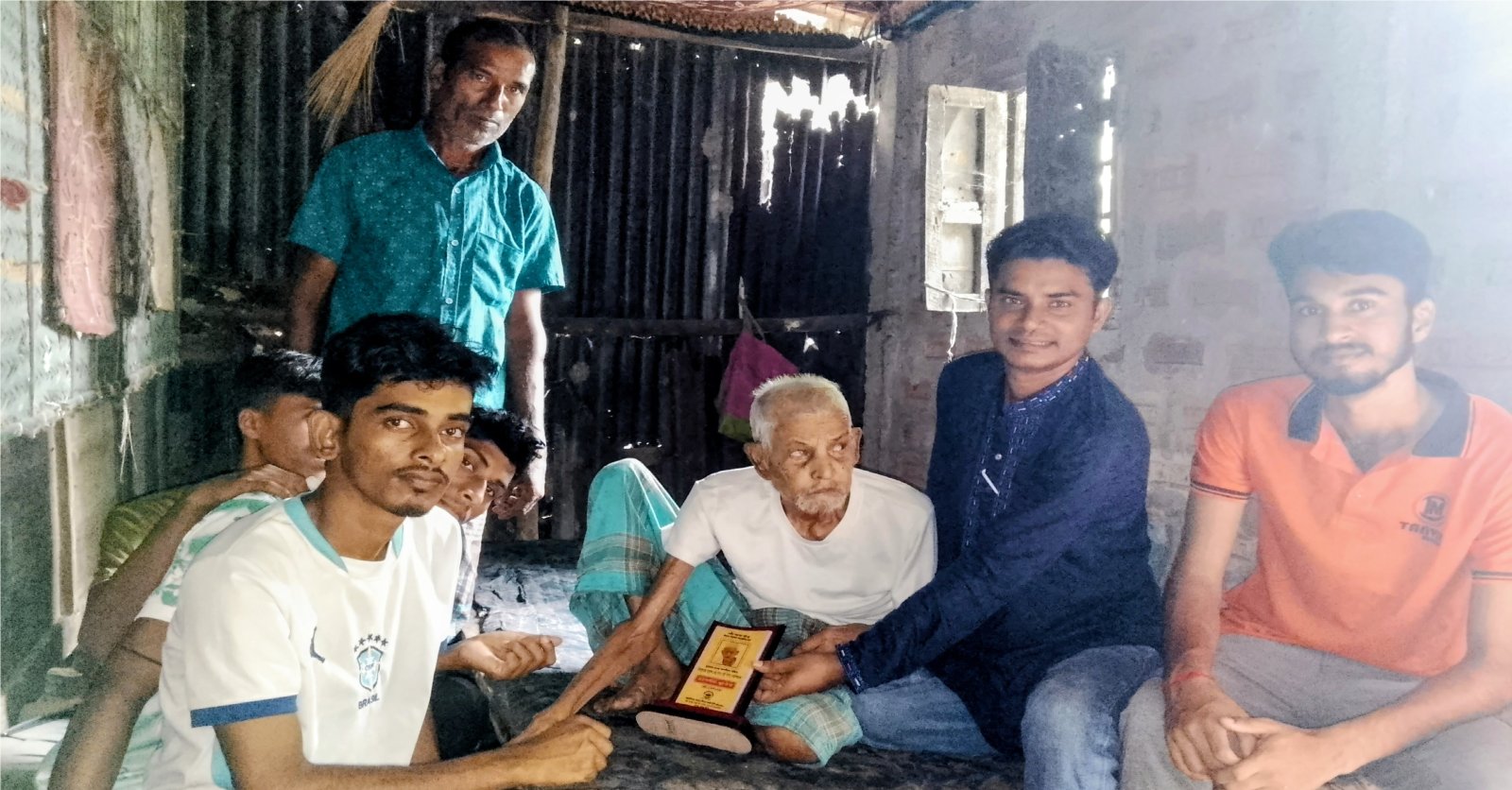নবীগঞ্জে শতবর্ষী ও চিরকুমার মুকুন্দ চন্দ্র দাসকে সম্মাননা স্মারক প্রদান