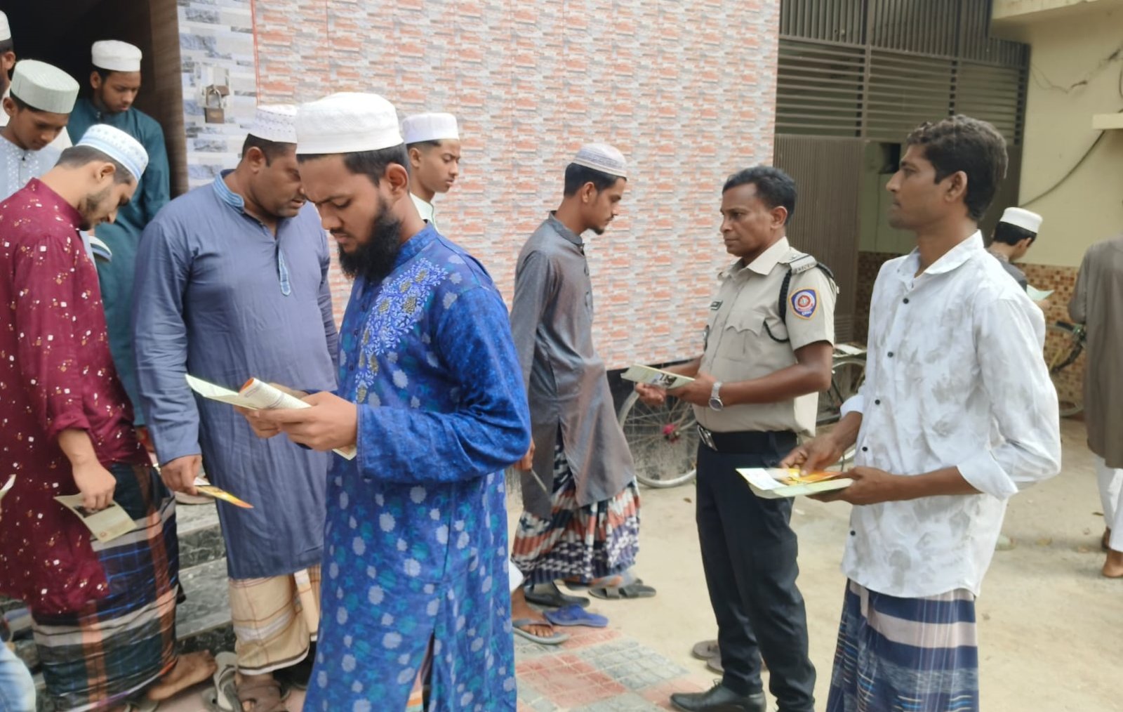 ডিএনসির উদ্যোগে জুম্মার নামাজের পর মুসল্লীদের মাঝে লিফলেট বিতরণ