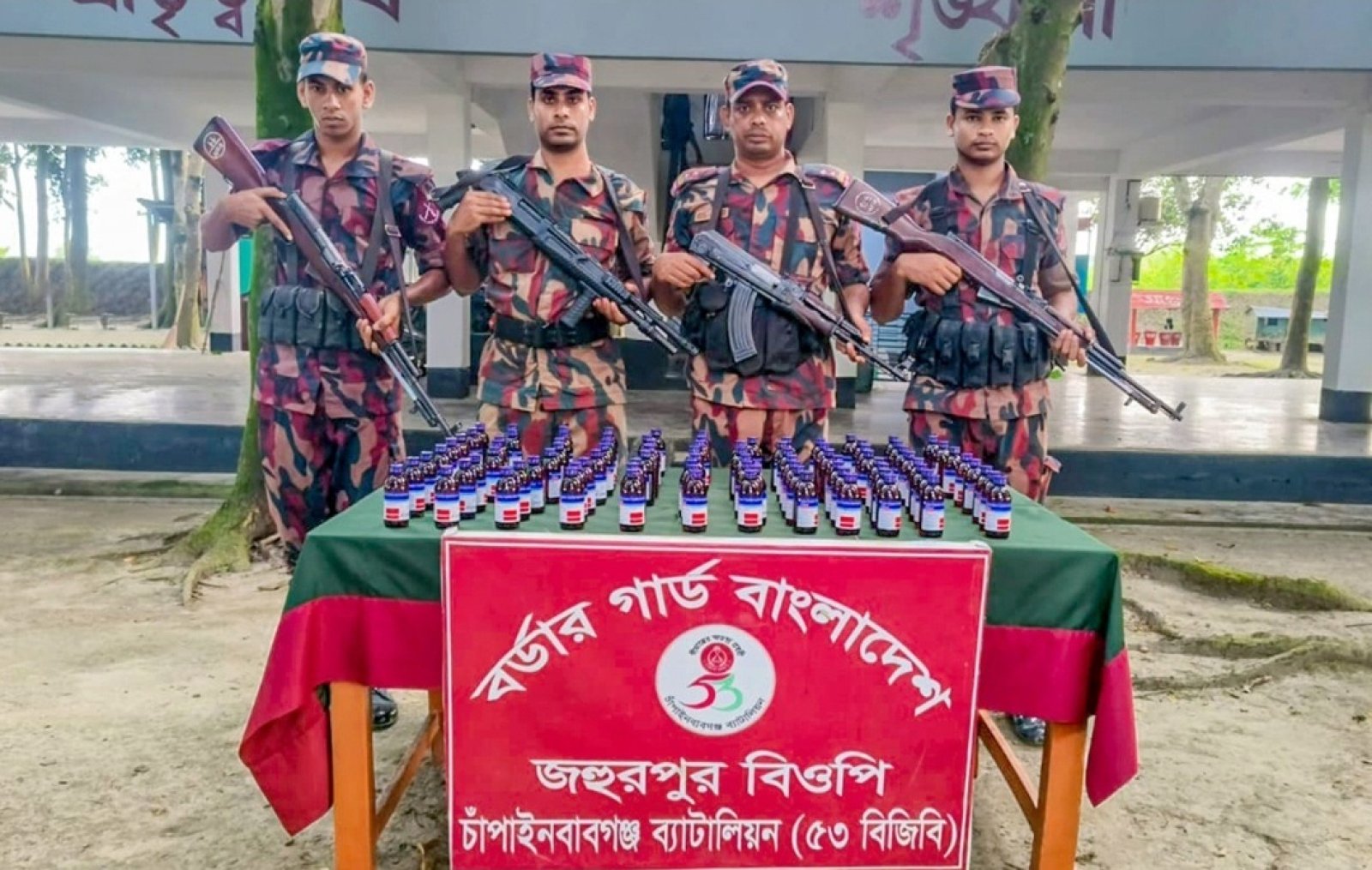 ৫৩ বিজিবির অভিযানে সীমান্তে ভারতীয় এস্কাফ সিরাপ উদ্ধার
