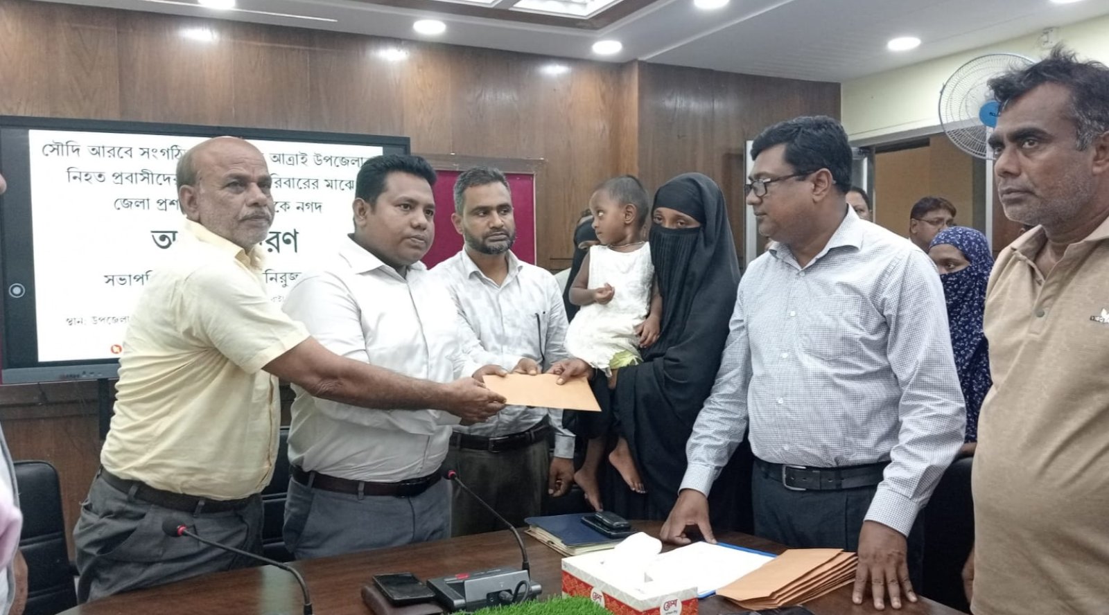 সৌদি আরবে অগ্নিকাণ্ডে নওগাঁর আত্রাইয়ে নিহতদের পরিবাকে আর্থিক সহায়তা প্রদান