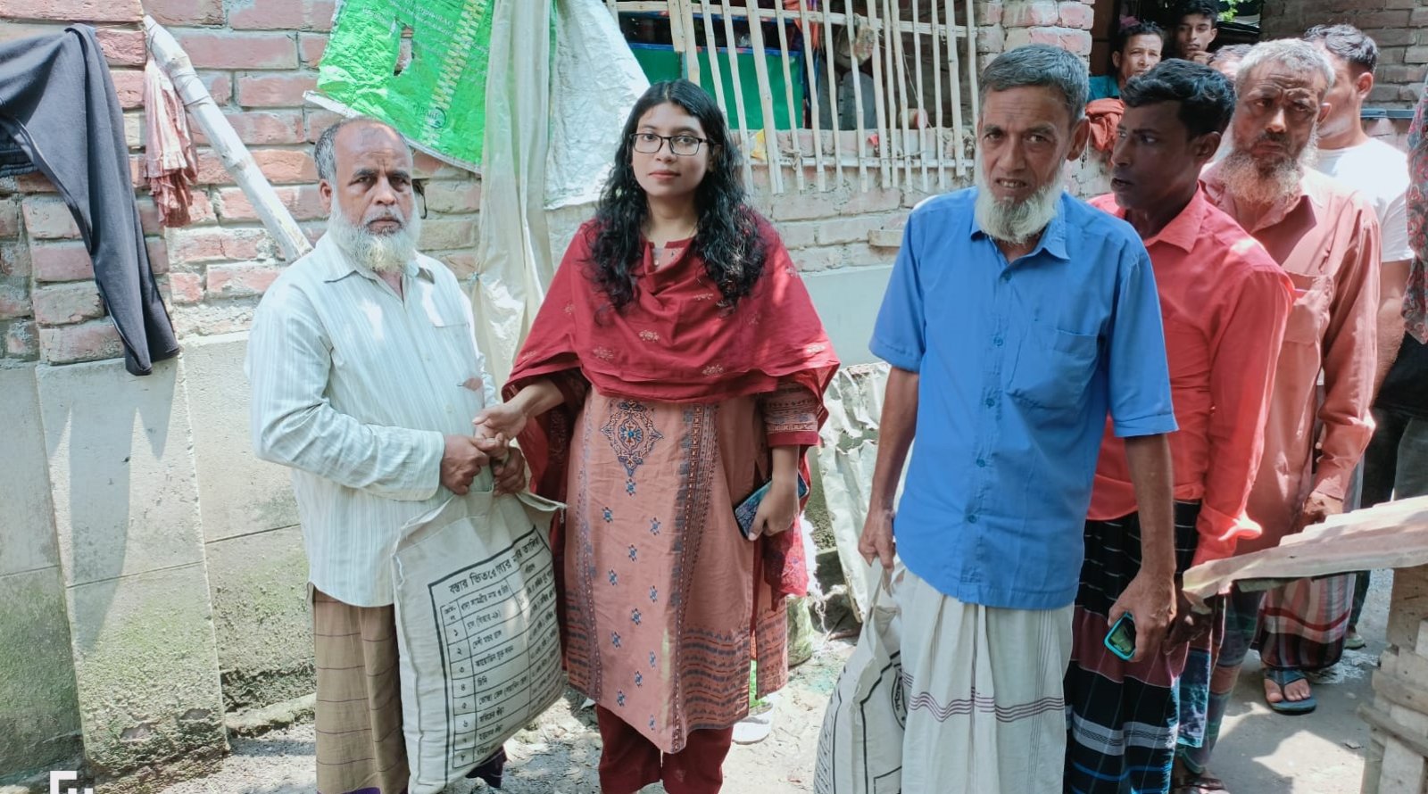 সিংড়ায় অগ্নিকান্ডে ক্ষতিগ্রস্ত কৃষকের পাশে উপজেলা প্রশাসন