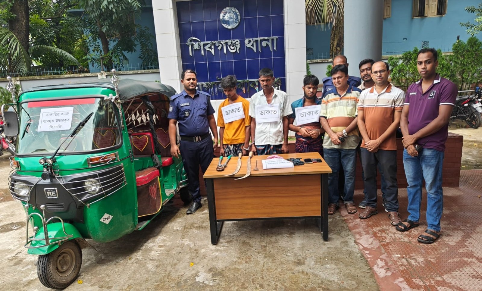 চাঁপাইনবাবগঞ্জে ডাকাতির প্রস্তুতিকালে ৩ ডাকাত গ্রেপ্তার ॥ সিএনজি ও দেশীয় অস্ত্র উদ্ধার