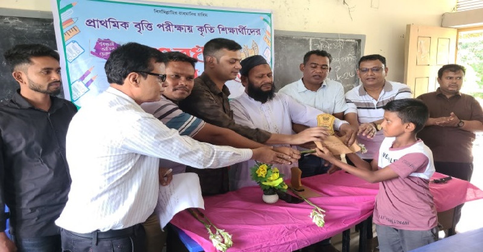 দিনাজপুরের ফুলবাড়ীতে বৃত্তিপ্রাপ্ত শিক্ষার্থীদের সংবর্ধনা