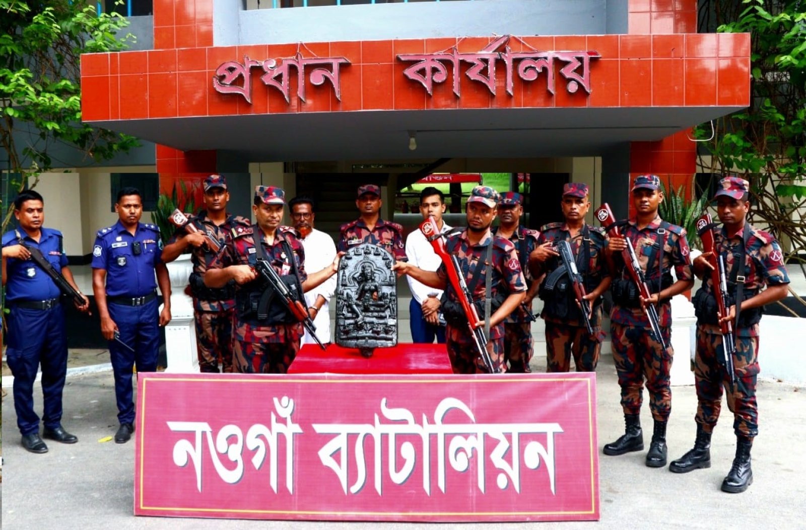 ১৬ বিজিবির অভিযানে কষ্টি পাথরের দেবী মূর্তি উদ্ধার-আটক এক