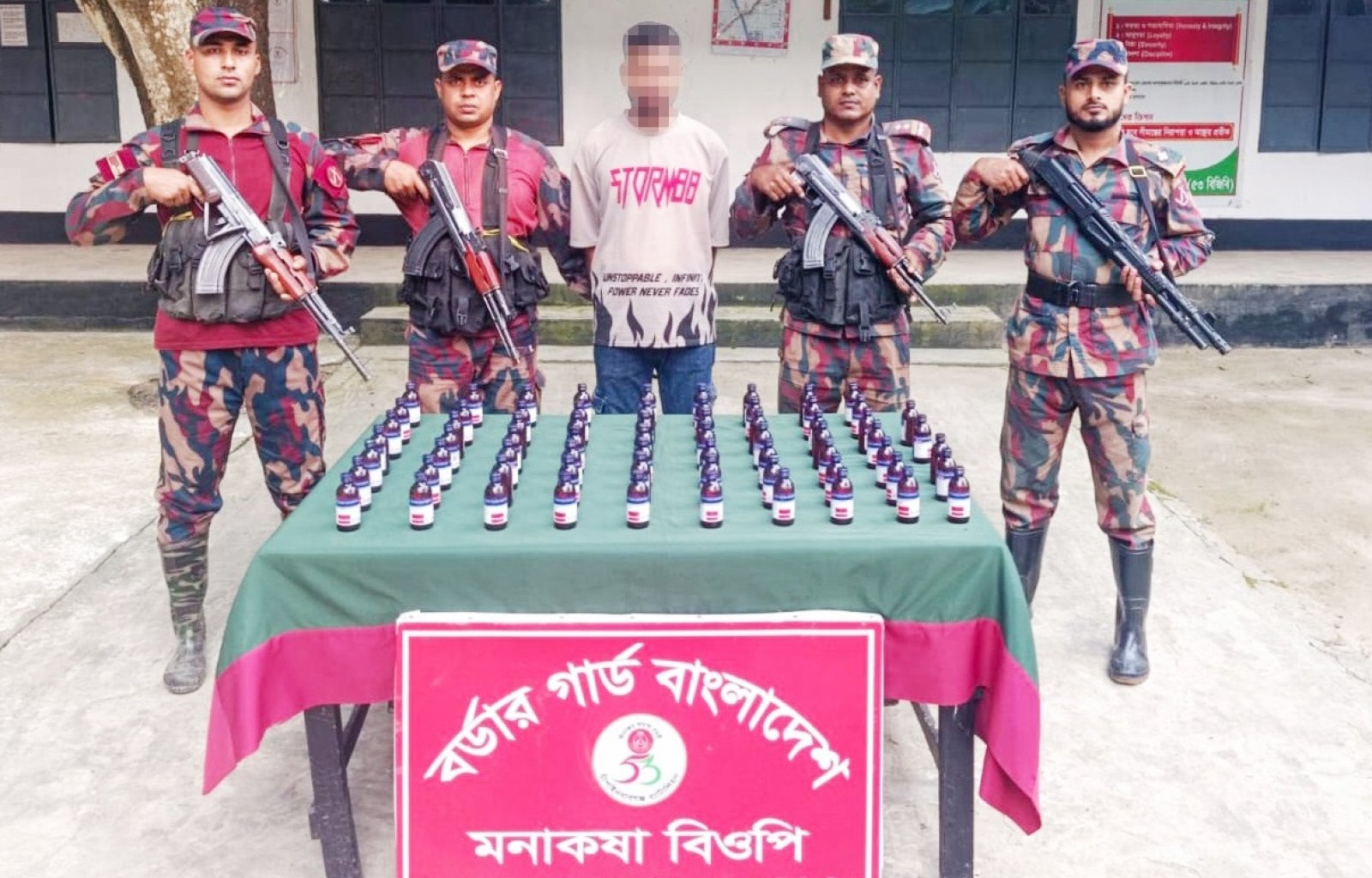 ৫৩ বিজিবির অভিযানে সীমান্তে এস্কাফ সিরাপসহ যুবক আটক
