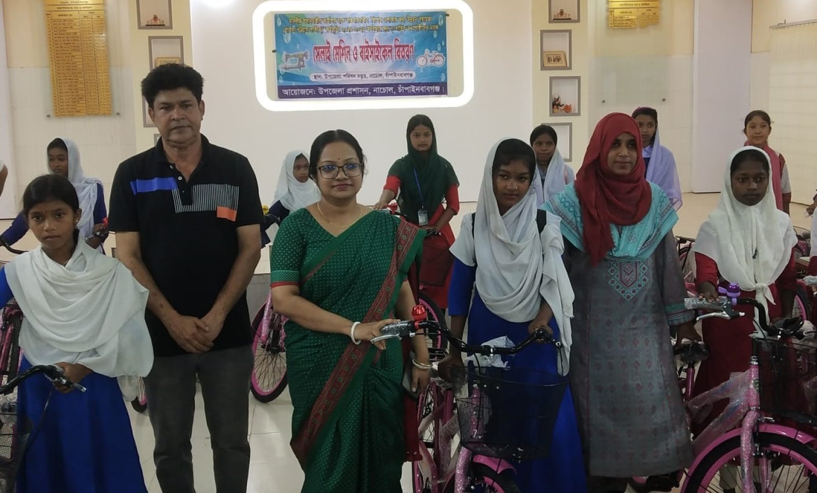 নাচোলে ক্ষুদ্র নৃগোষ্ঠীর শিক্ষার্থীদের মাঝে বাইসাইকেল ও শিক্ষাবৃত্তি বিতরণ