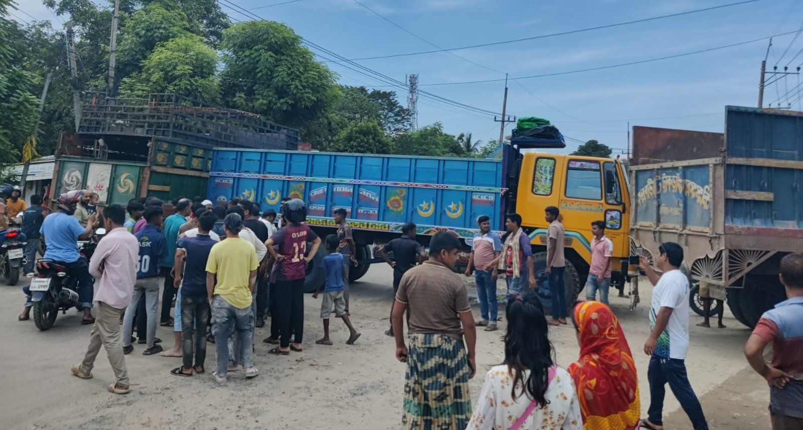 চাঁপাইনবাবগঞ্জে দুই সংগঠনের বিরোধে যান চলাচল বন্ধ ॥ ৮ ঘন্টা পর স্বাভাবিক