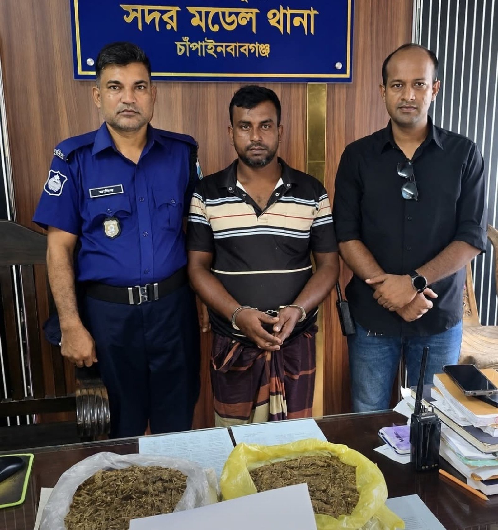 চাঁপাইনবাবগঞ্জে পুলিশের অভিযানে গাঁজাসহ মাদক কারবারী গ্রেফতার