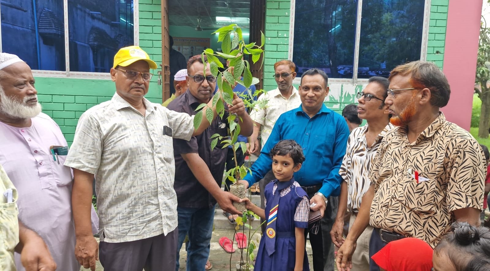 চাঁপাইনবাবগঞ্জে জুলাই গণঅভ্যুত্থান স্মরণে শিক্ষার্থীদের মাঝে চারা বিতরণ