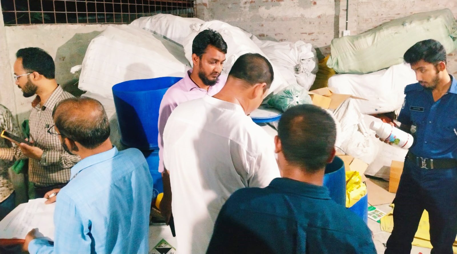 ভেজাল কীটনাশক-সার মজুত ॥ চাঁপাইনবাবগঞ্জে ধরা পড়ল কৃষিবিরোধী চক্র