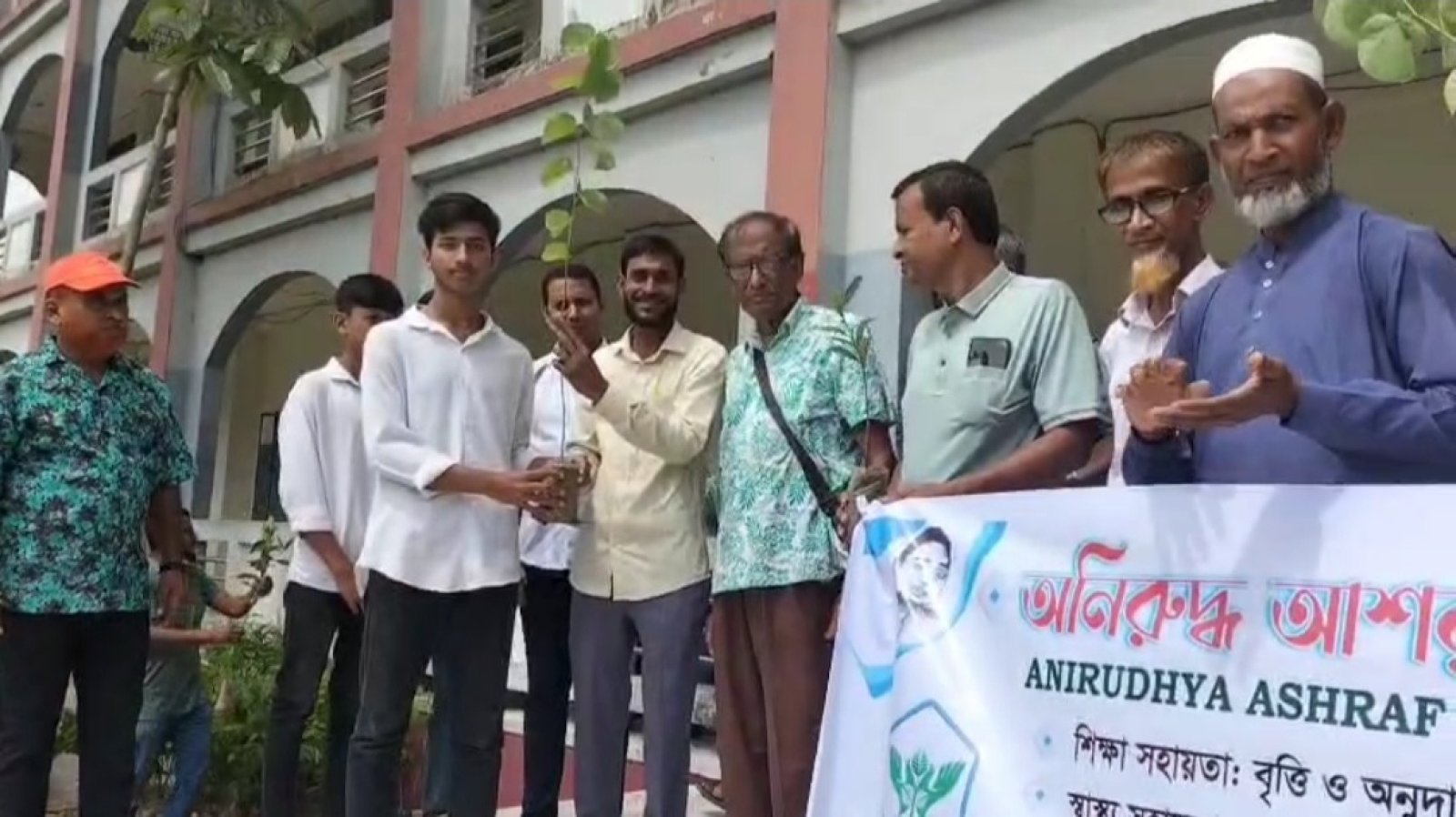 নাটোরের সিংড়ায় ৫শতাধিক গাছের চারা বিতরন