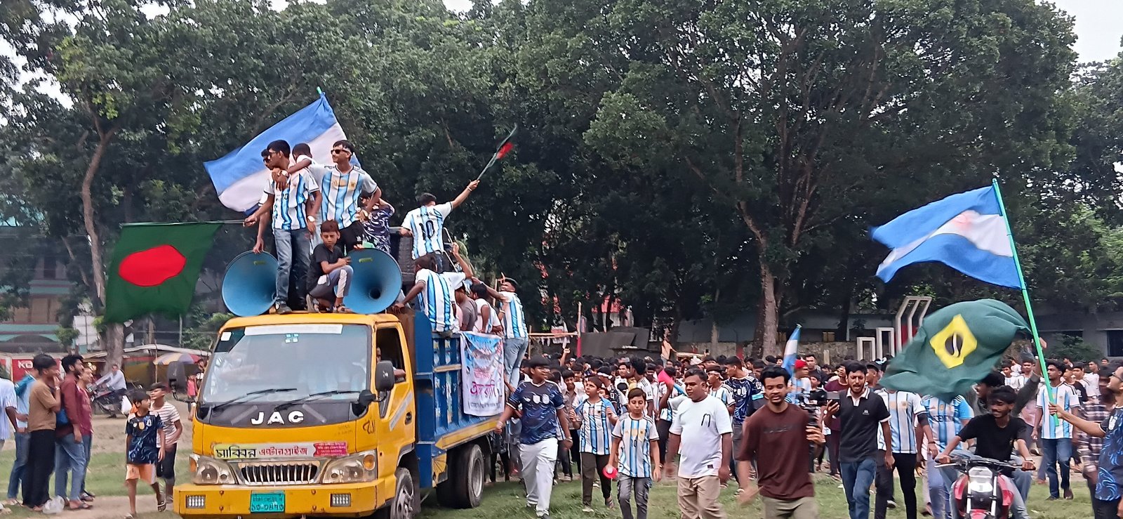 সিংড়ায় আর্জেন্টিনা সমর্থকদের বর্ণাঢ্য আনন্দ শোভাযাত্রা
