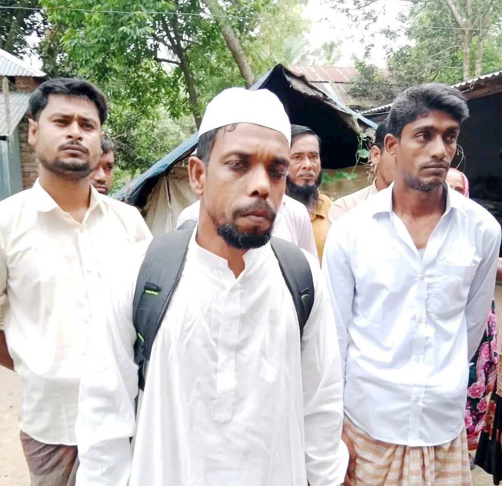 ভিসা ছাড়াই হজ্ব পালনে পায়ে হেঁটে মক্কার পথে সিংড়ার দিনমজুর দুলাল!
