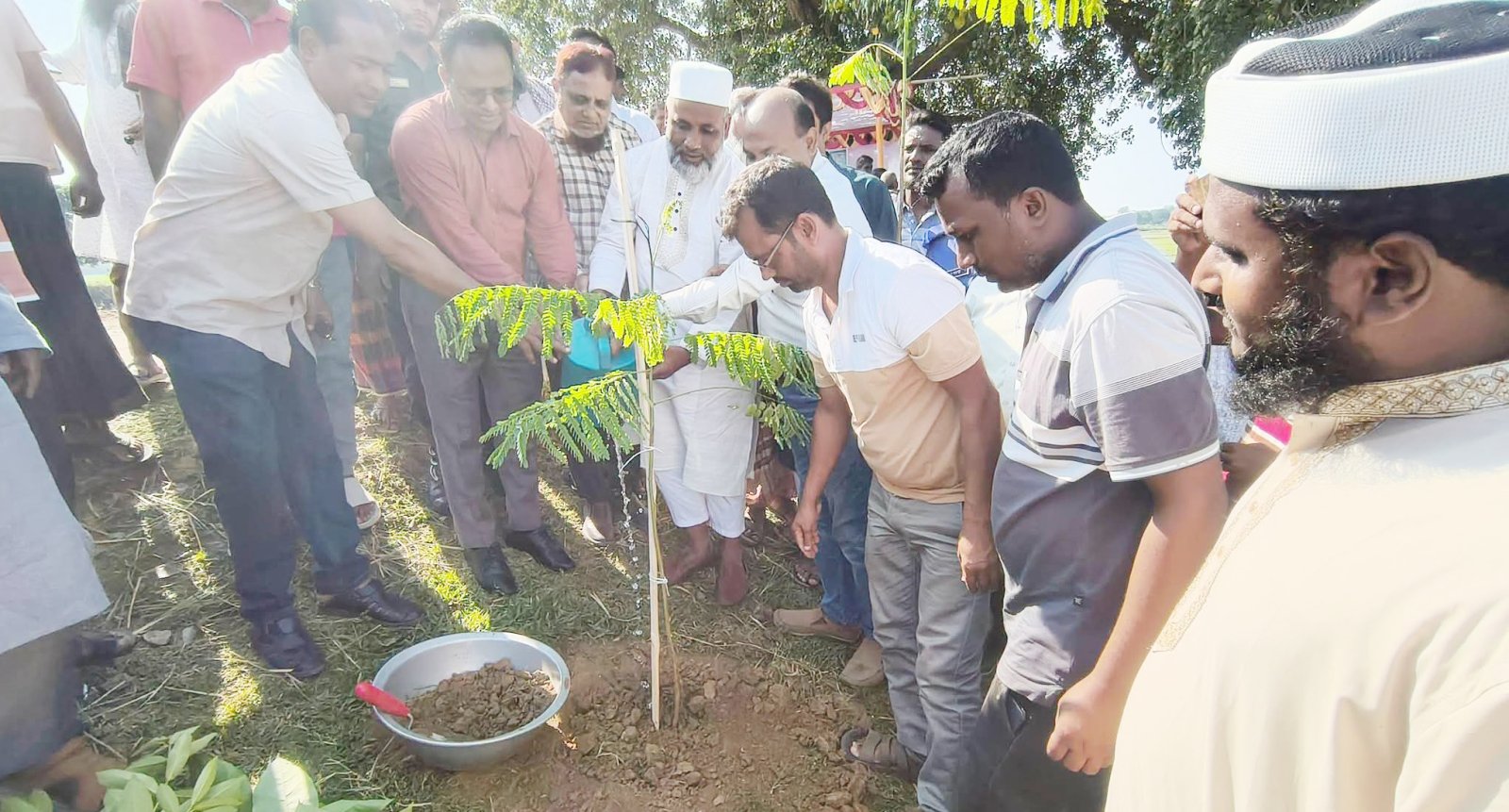 গোমস্তাপুরে সড়কের দুই পাশে ৫ হাজার গাছ লাগিয়ে সবুজায়নের নতুন উদ্যোগ
