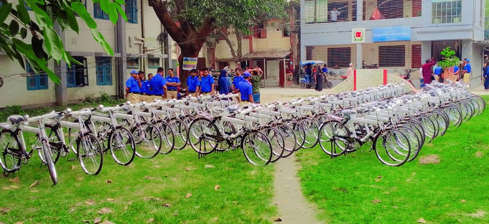 রাণীনগরে ৮০ জন গ্রাম পুলিশদের মাঝে বাইসাইকেল বিতরণ