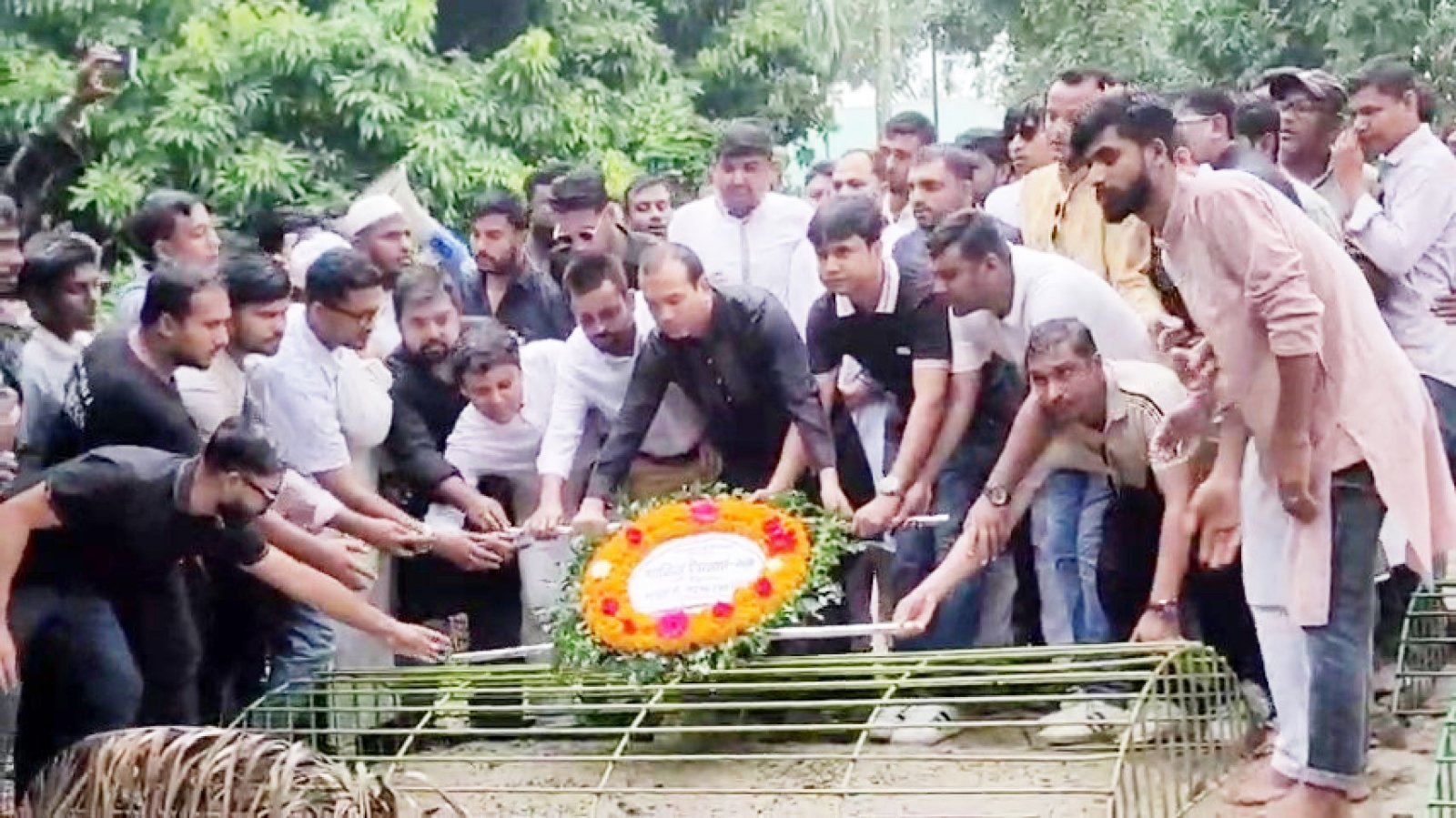 নাটোরের গুরুদাসপুরে ছাত্রদল নেতা শাকিলের কবর জিয়ারতে  কেন্দ্রীয় নেতৃবৃন্দ