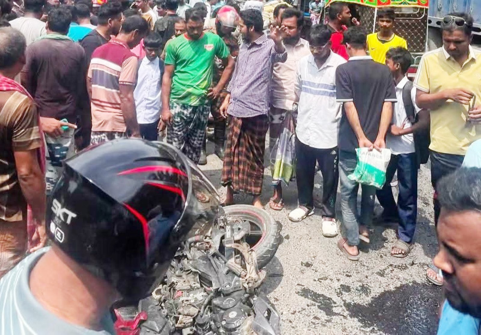 চাঁপাইনবাবগঞ্জ সড়কে ঝরল ৪ প্রাণ ॥ এলাকায় শোকের ছায়া