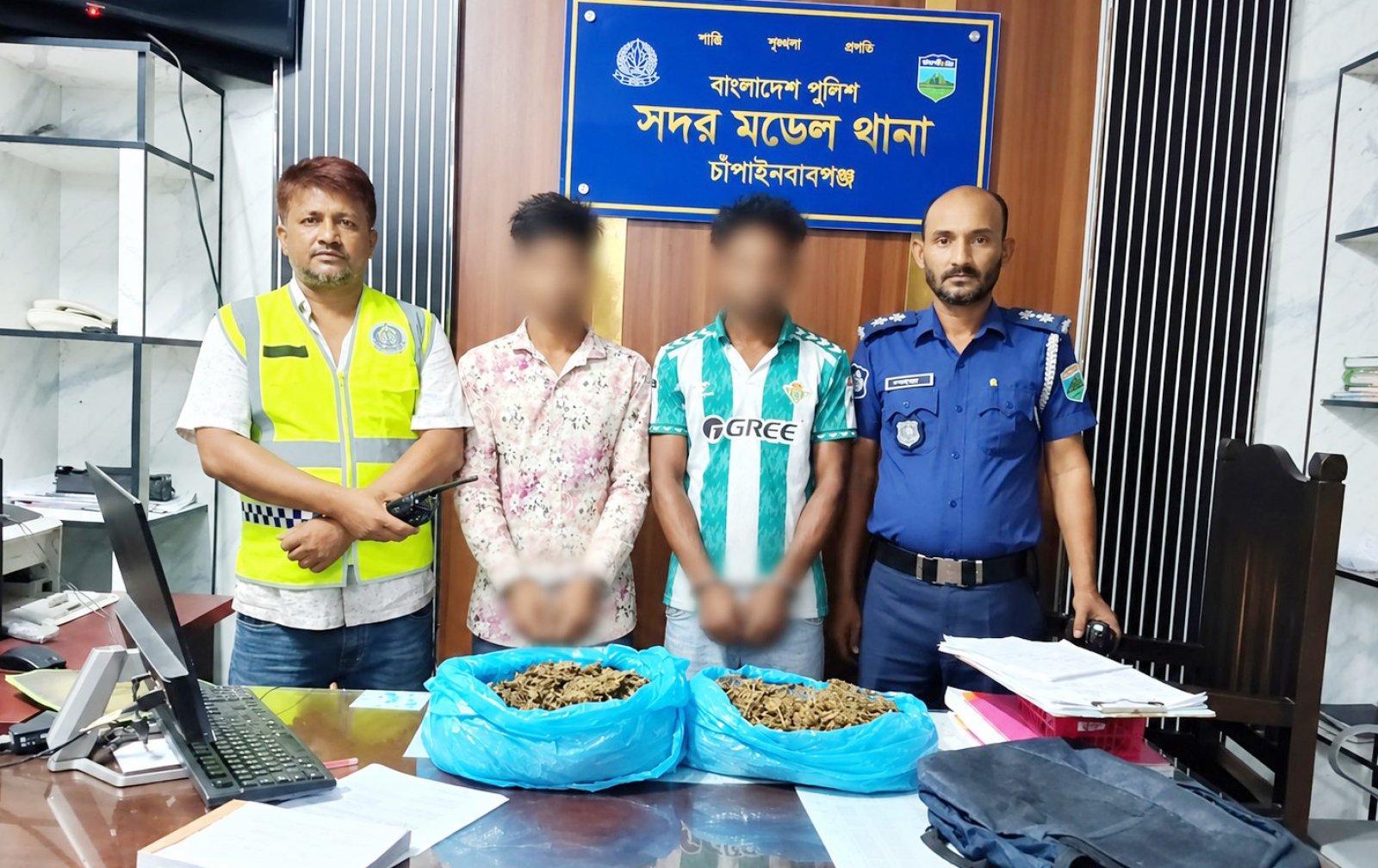 চাঁপাইনবাবগঞ্জে পুলিশের অভিযানে মাদকসহ গ্রেফতার ৫