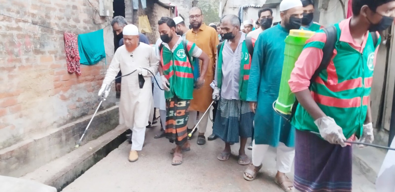 চাঁপাইনবাবগঞ্জ পৌরসভায় এডিস মশার লার্ভা নিধন কর্মসূচির উদ্বোধন