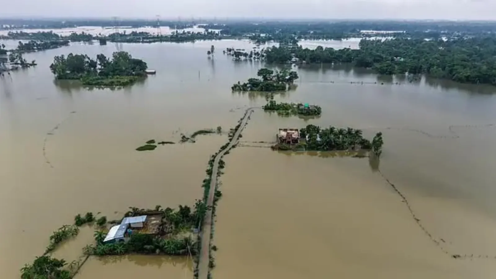 চট্টগ্রামে বন্যায় প্রাণহানি ১৬, ক্ষতিগ্রস্ত ১৫ হাজারের বেশি বসতবাড়ি
