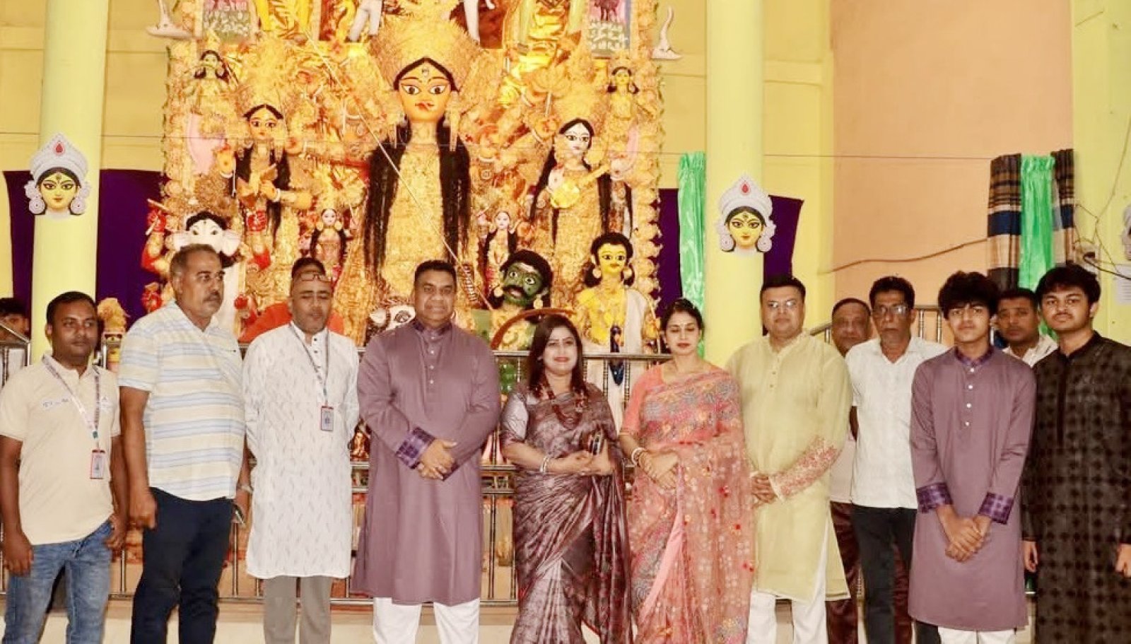চাঁপাইনবাবগঞ্জে দুর্গাপূজা মণ্ডপ পরিদর্শনে রাজশাহী রেঞ্জের ডিআইজি ও পুলিশ সুপার