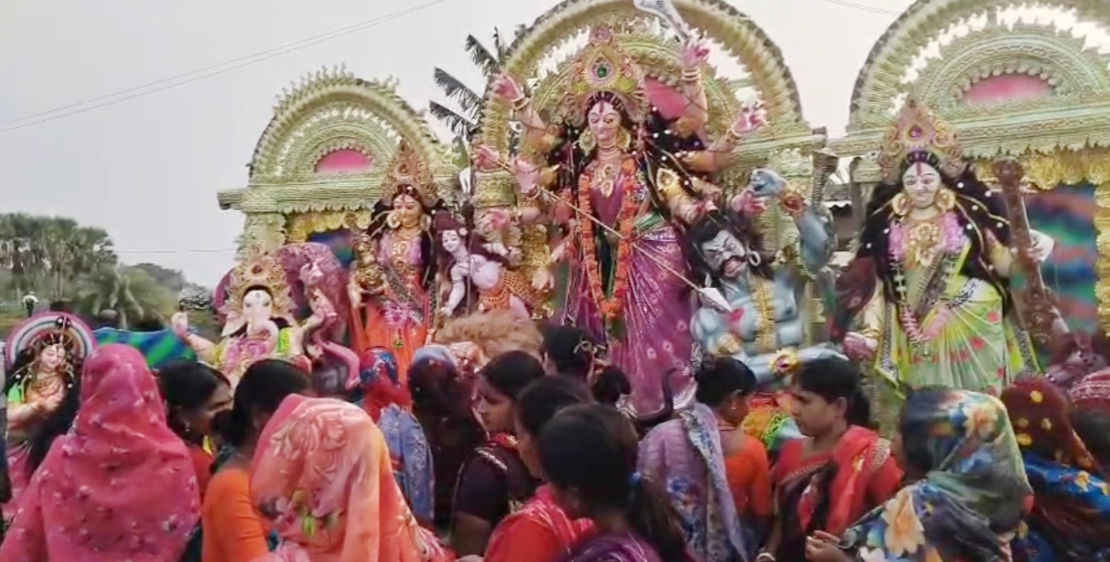 প্রতিমা বিসর্জনের মধ্য দিয়ে দিনাজপুরে শারদীয় দুর্গোৎসব সমাপনী