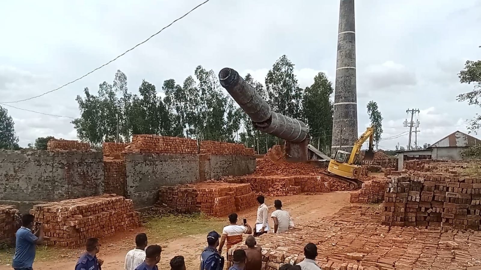 হাইকোর্টের নির্দেশে ভেঙ্গে ফেলা হলো  অবৈধ ইটভাটার চিমনি