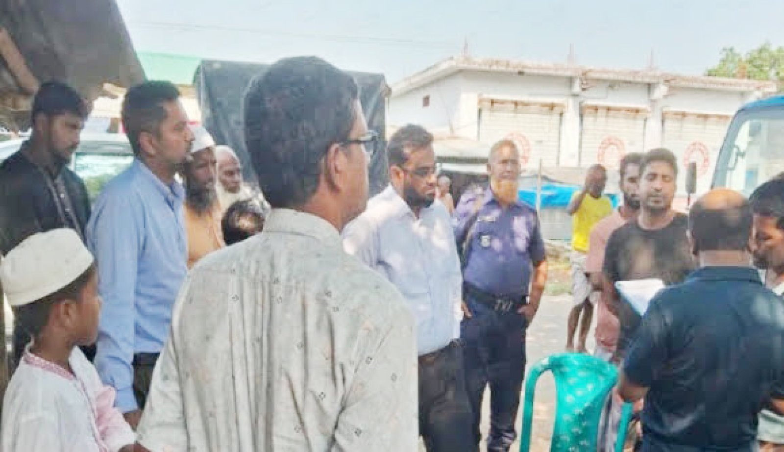 গোমস্তাপুরে ১৮ বস্তা টিএসপি সার জব্দ ॥ ব্যবসায়ীকে জরিমানা