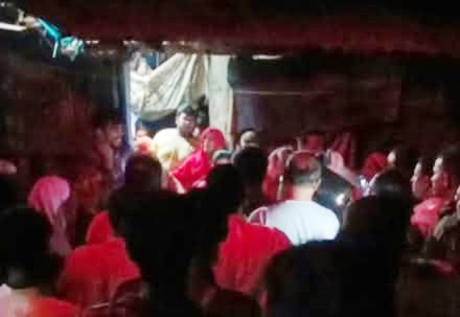 গোমস্তাপুরে ইউএনওর গাড়িতে পাথর নিক্ষেপ ॥ আহত ৫