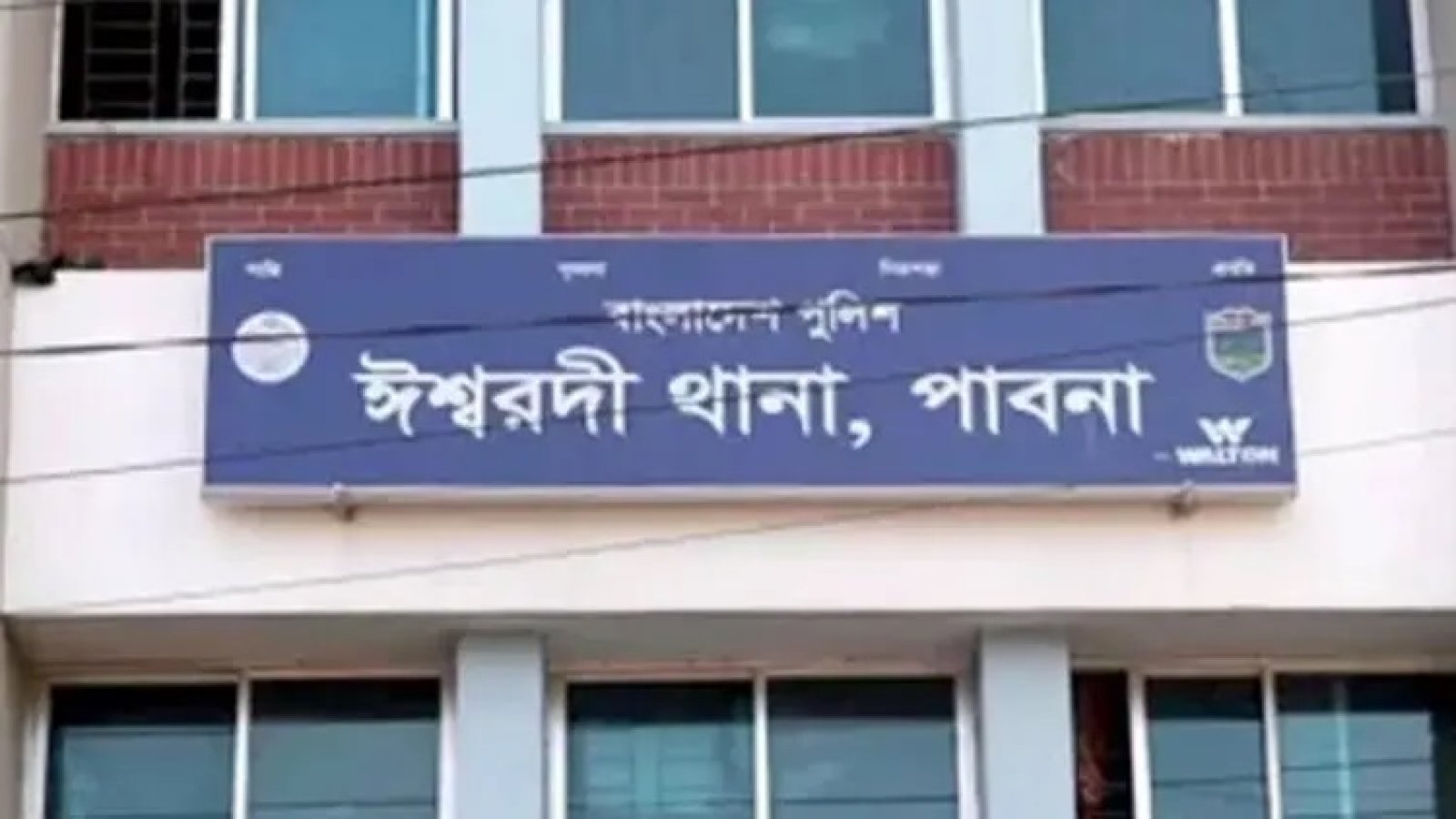 পদ্মায় টহলরত পুলিশের ওপর সন্ত্রাসী হামলা, ওসিসহ ৫ সদস্য গুলিবিদ্ধ