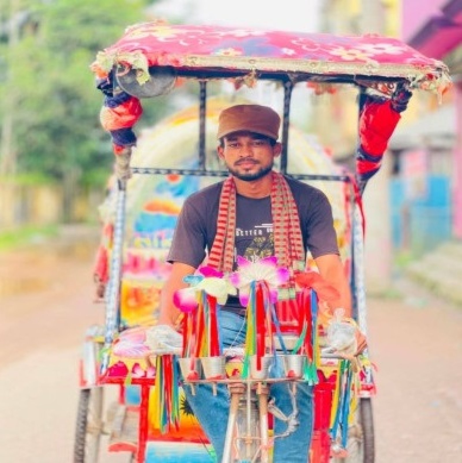 রিকশা চালিয়ে নিজের লেখাপড়াসহ সংসার চালাচ্ছেন কলেজ ছাত্রদল নেতা মাহমুদুর