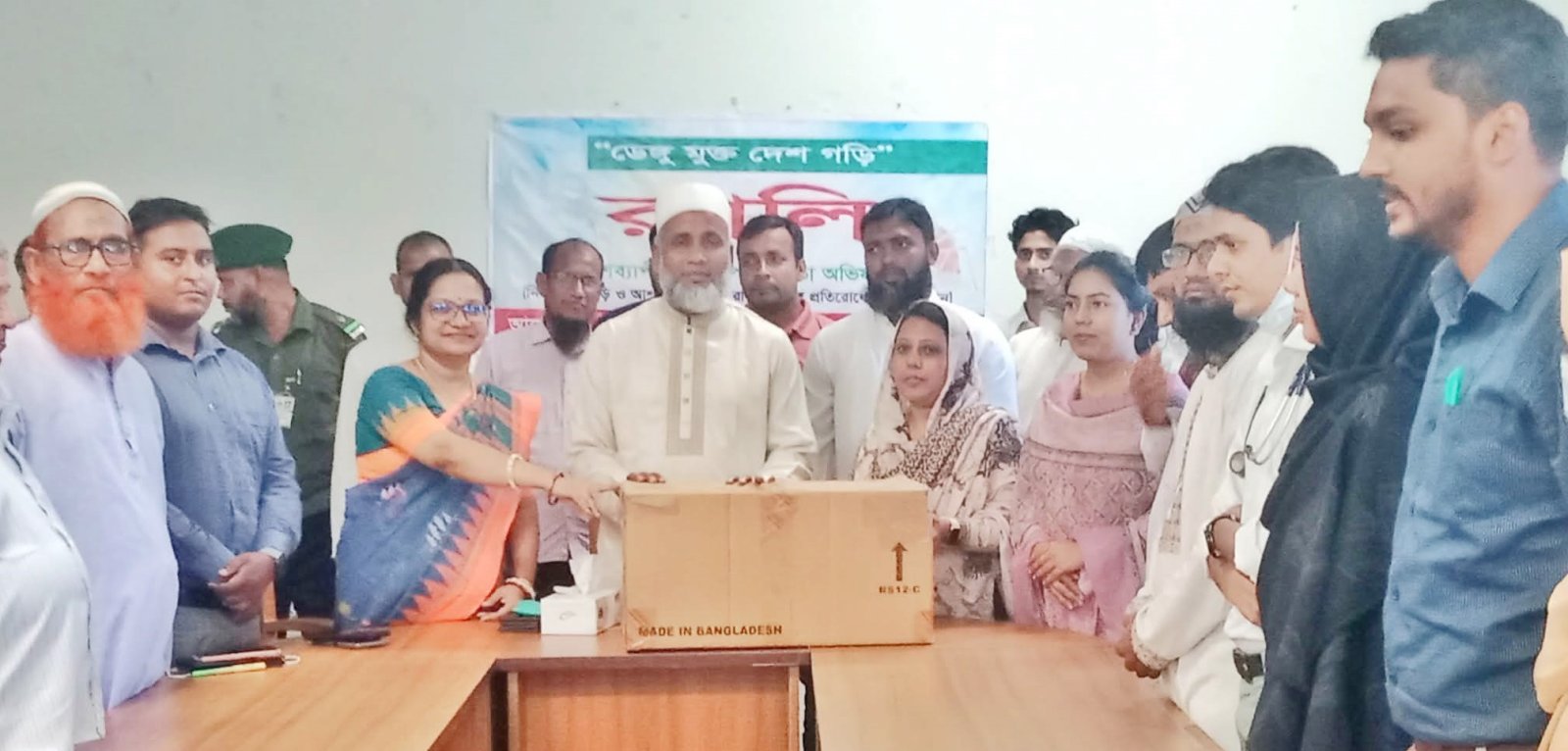 নাচোল স্বাস্থ্য কমপ্লেক্সে ডেঙ্গু শনাক্তকরণ কীট দিলেন এমপি