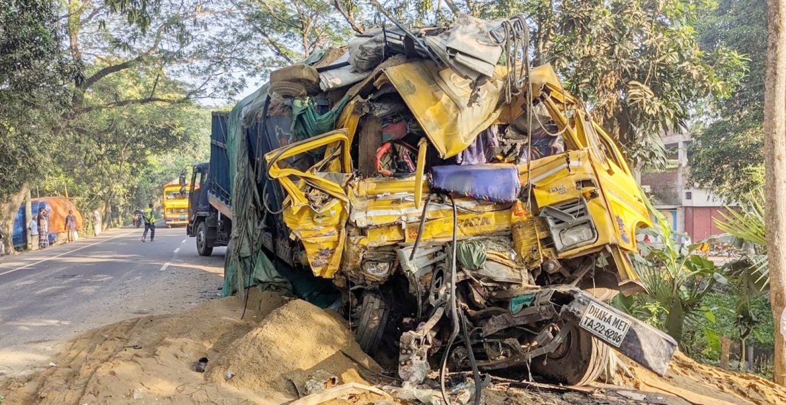 নাটোরে বাস ও ট্রাকের সংঘর্ষে নিহত ১২ ॥ আহত অন্তত ৩০