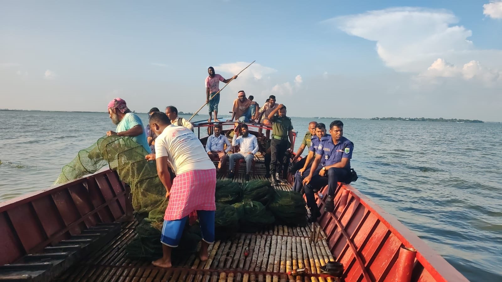 নাটোরের হালতি বিলে অবৈধ জালে পোনা মাছ নিধন রোধে অভিযান