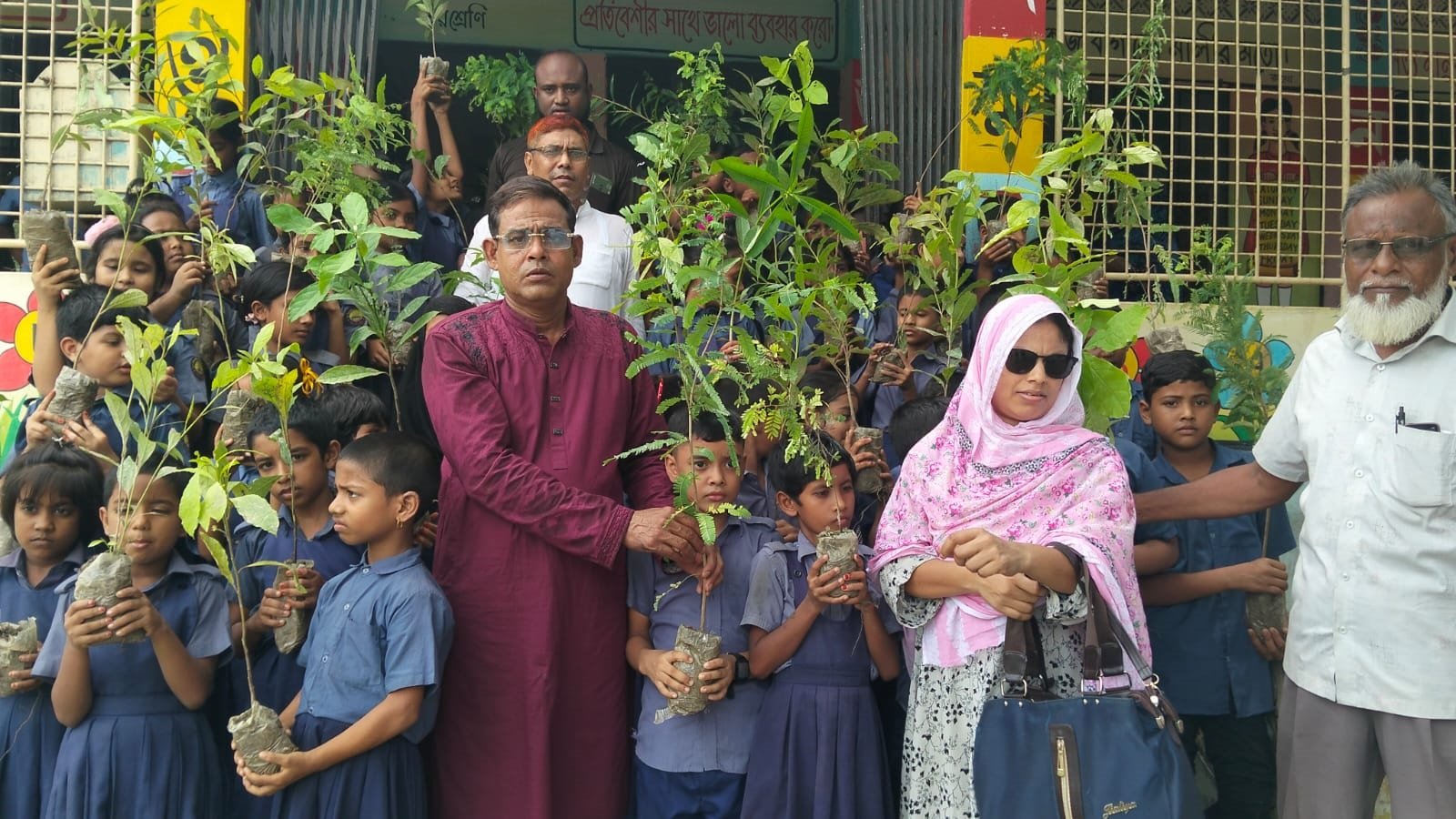 নাটোরে বিএনপি নেতা হাসিনুর’র শিক্ষার্থীদের মাঝে বৃক্ষ চারা বিতরণ
