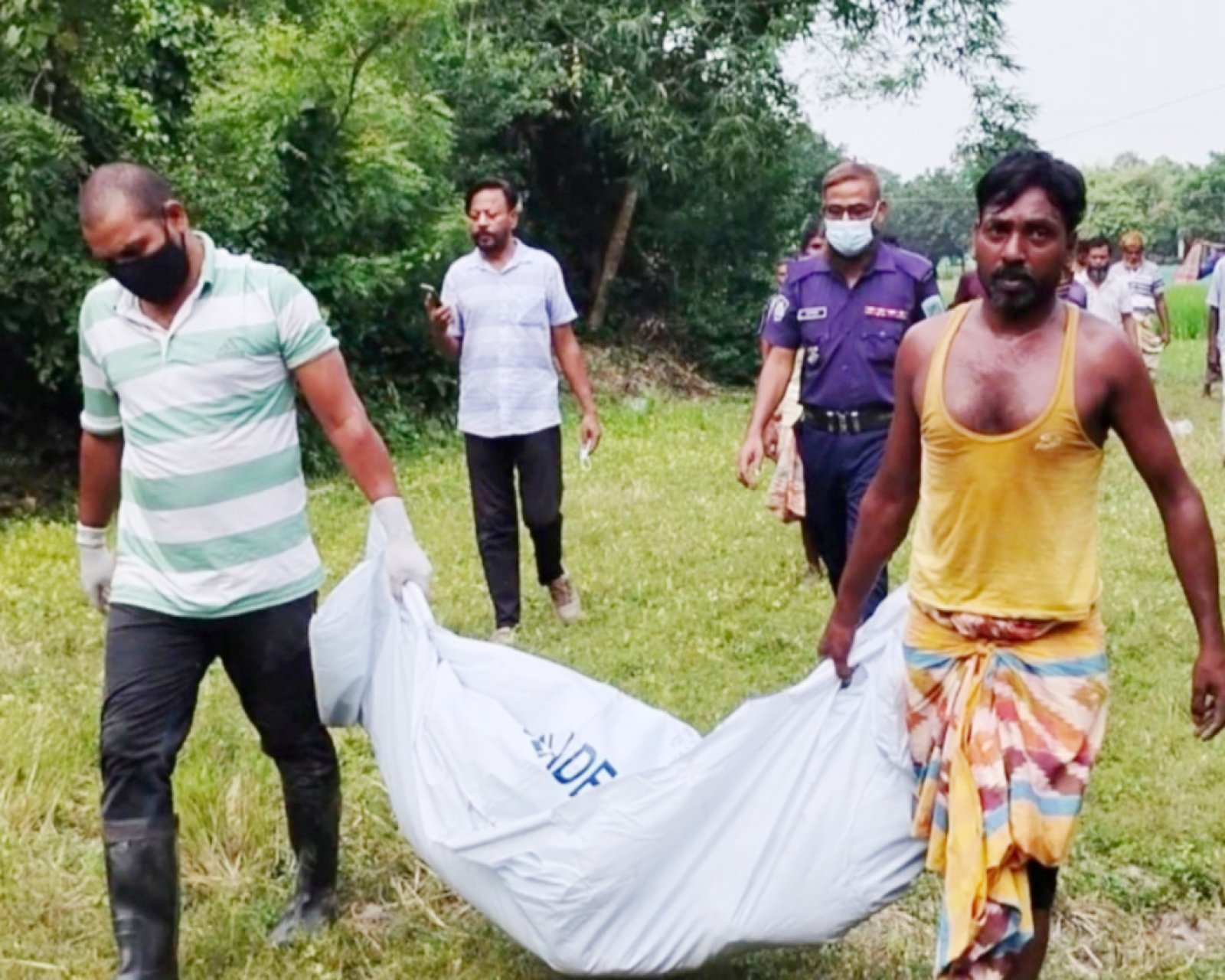 নিয়ামতপুরে ৬ মাস পর কবর থেকে তোলা হলো কিশোরের লাশ