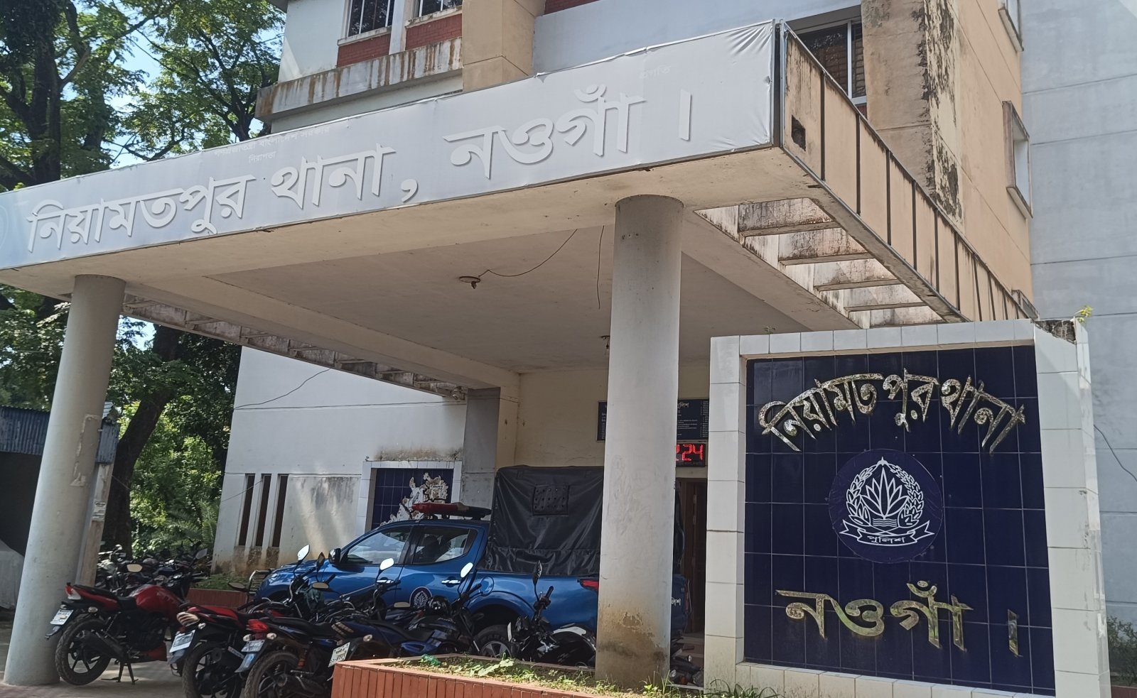 নিয়ামতপুরে সংবাদ প্রকাশের জেরে ভুক্তভোগী নারীকে মারধর