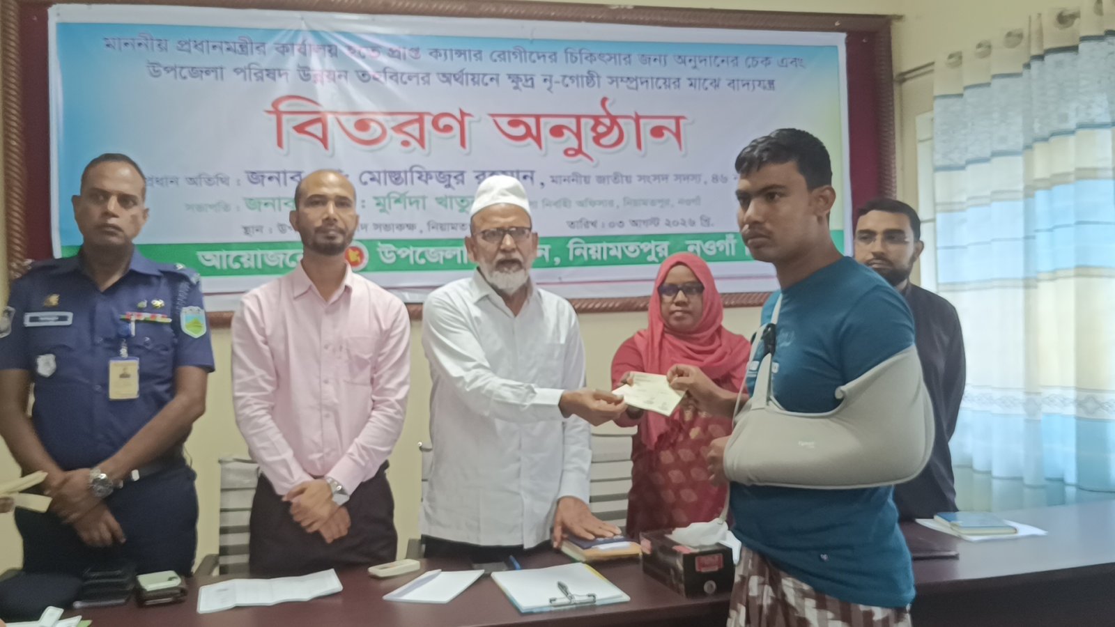 নিয়ামতপুরে প্রধানমন্ত্রীর অনুদানের চেক ও বাদ্যযন্ত্র বিতরণ