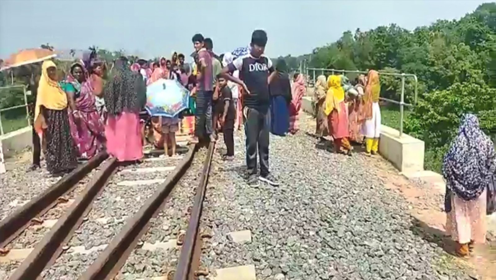 নড়াইলে ট্রেনে কাটা পড়ে মা-ছেলের মর্মান্তিক মৃত্যু