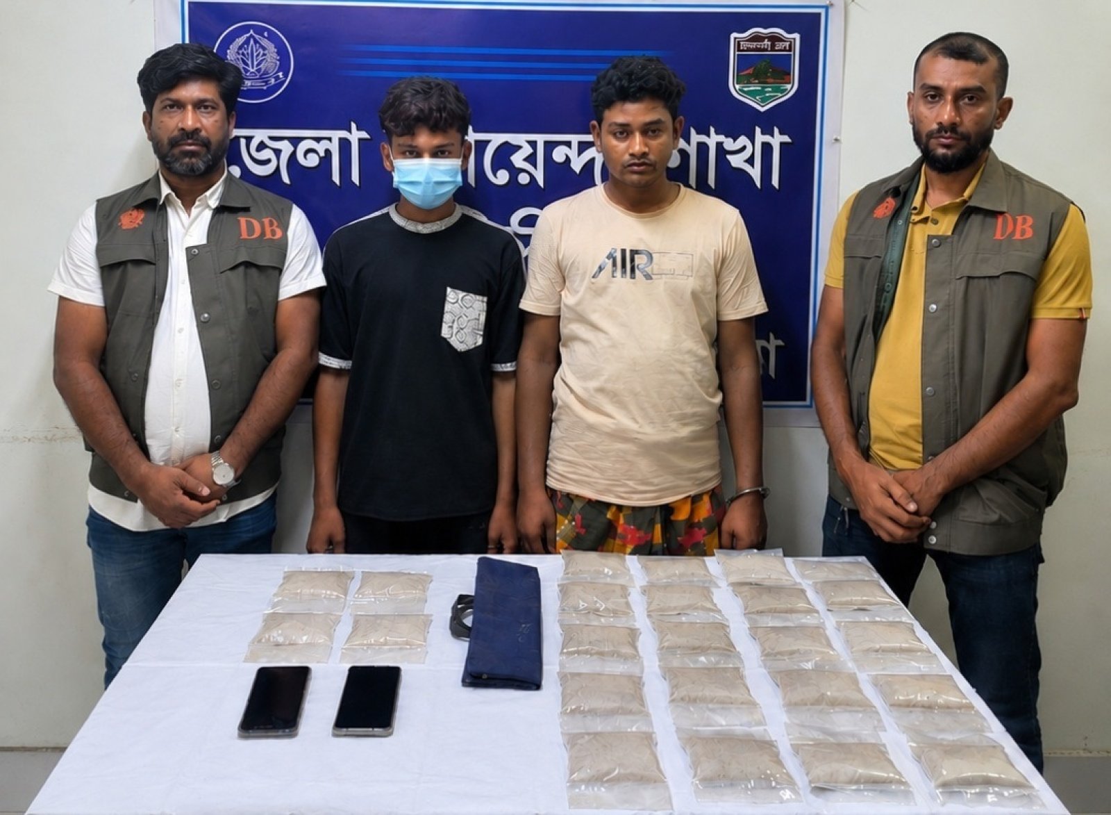 চাঁপাইনবাবগঞ্জে ২ কেজি ৩২০ গ্রাম হেরোইনসহ ২ কারবারী গ্রেফতার