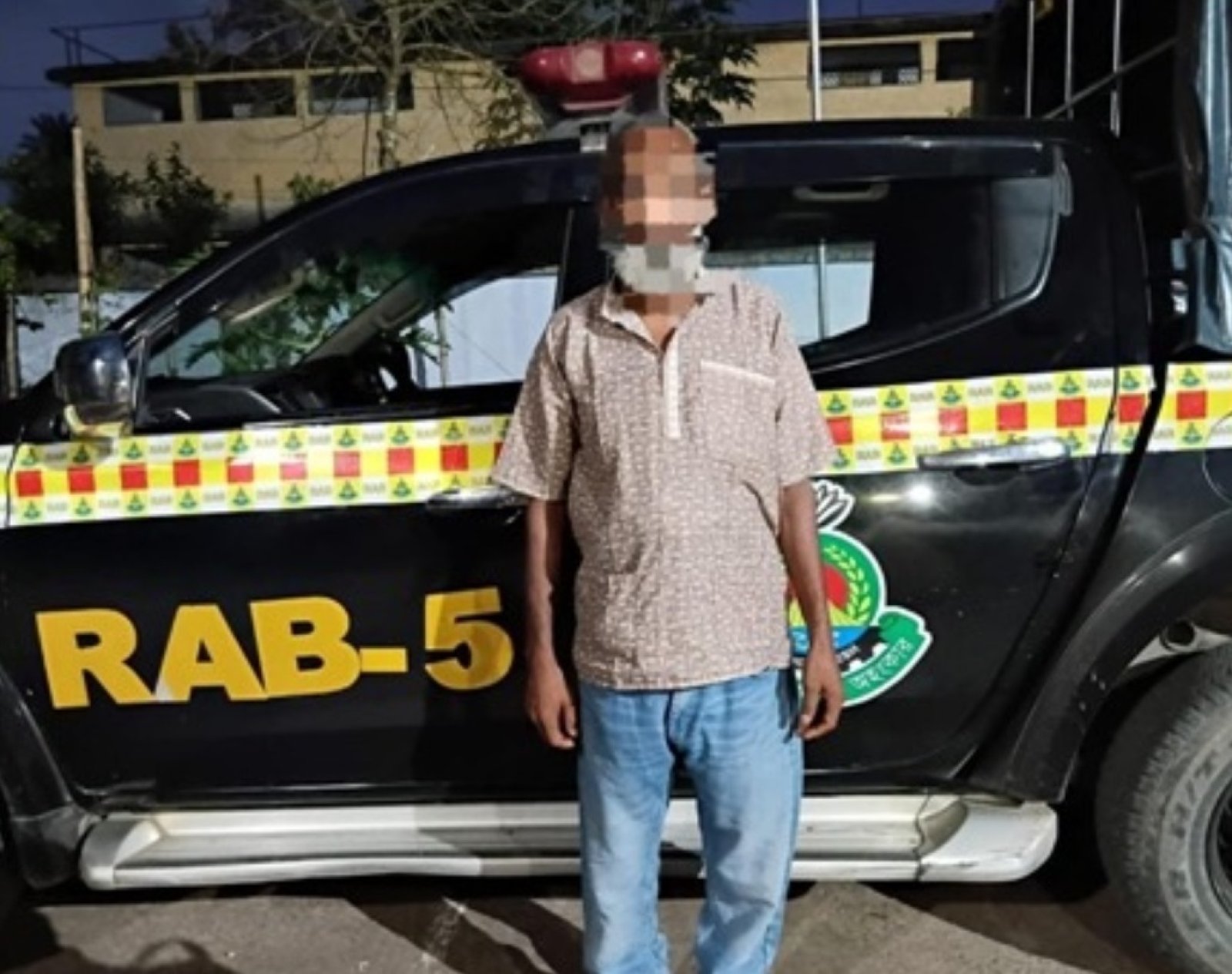ভোলাহাটে র‌্যাবের অভিযানে হত্যা মামলার আসামি ইলিয়াস আটক