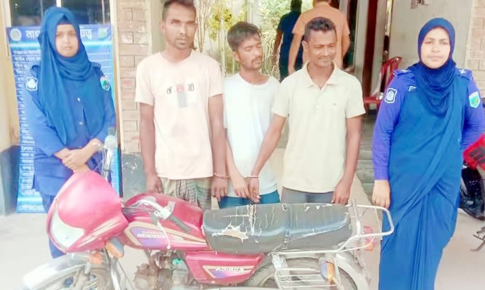 রাণীনগরে মোটরসাইকেল চুরির ঘটনায় ৩ জন গ্রেপ্তার
