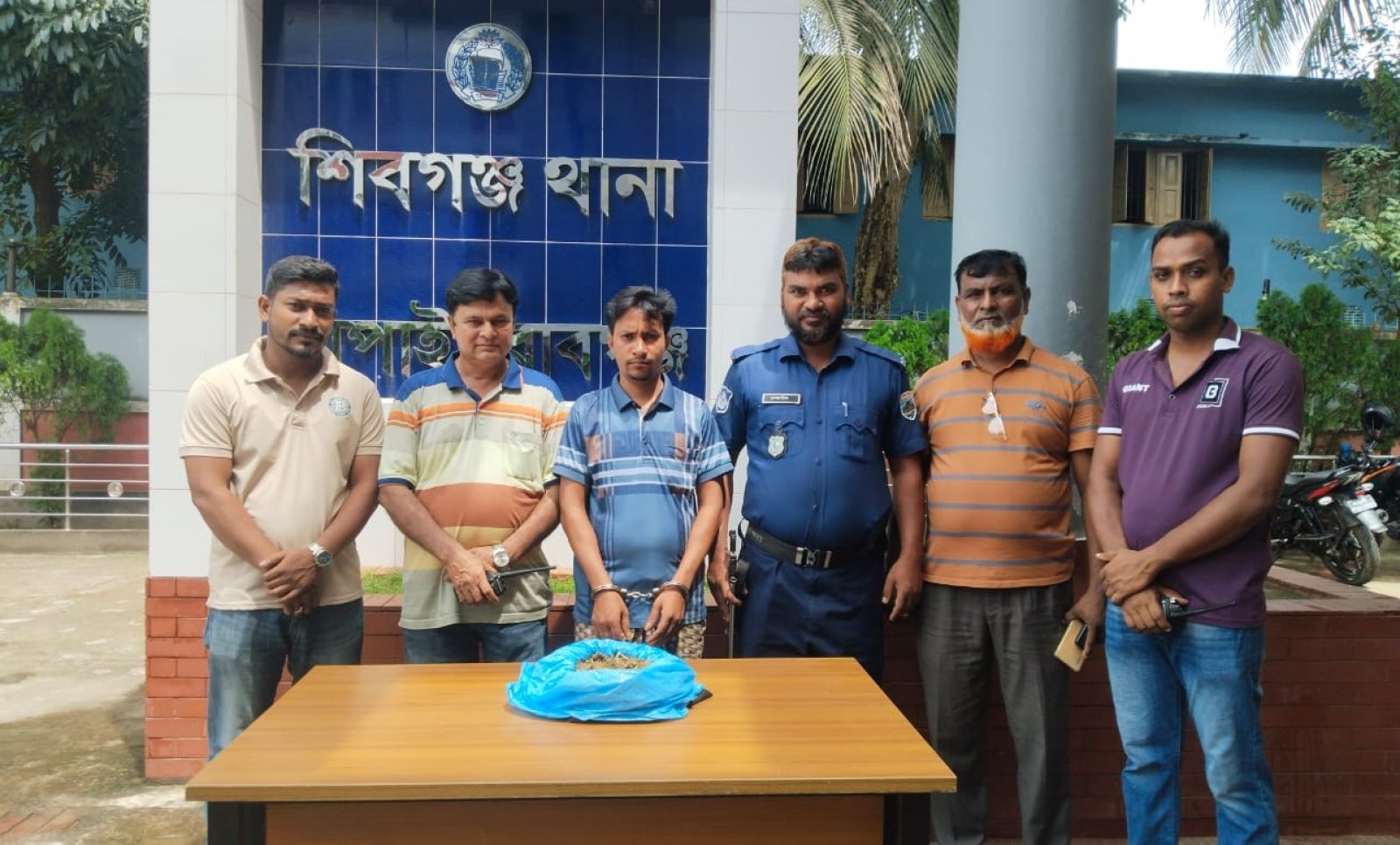 শিবগঞ্জ থানা পুলিশের অভিযানে গাঁজাসহ মাদক কারবারী গ্রেফতার