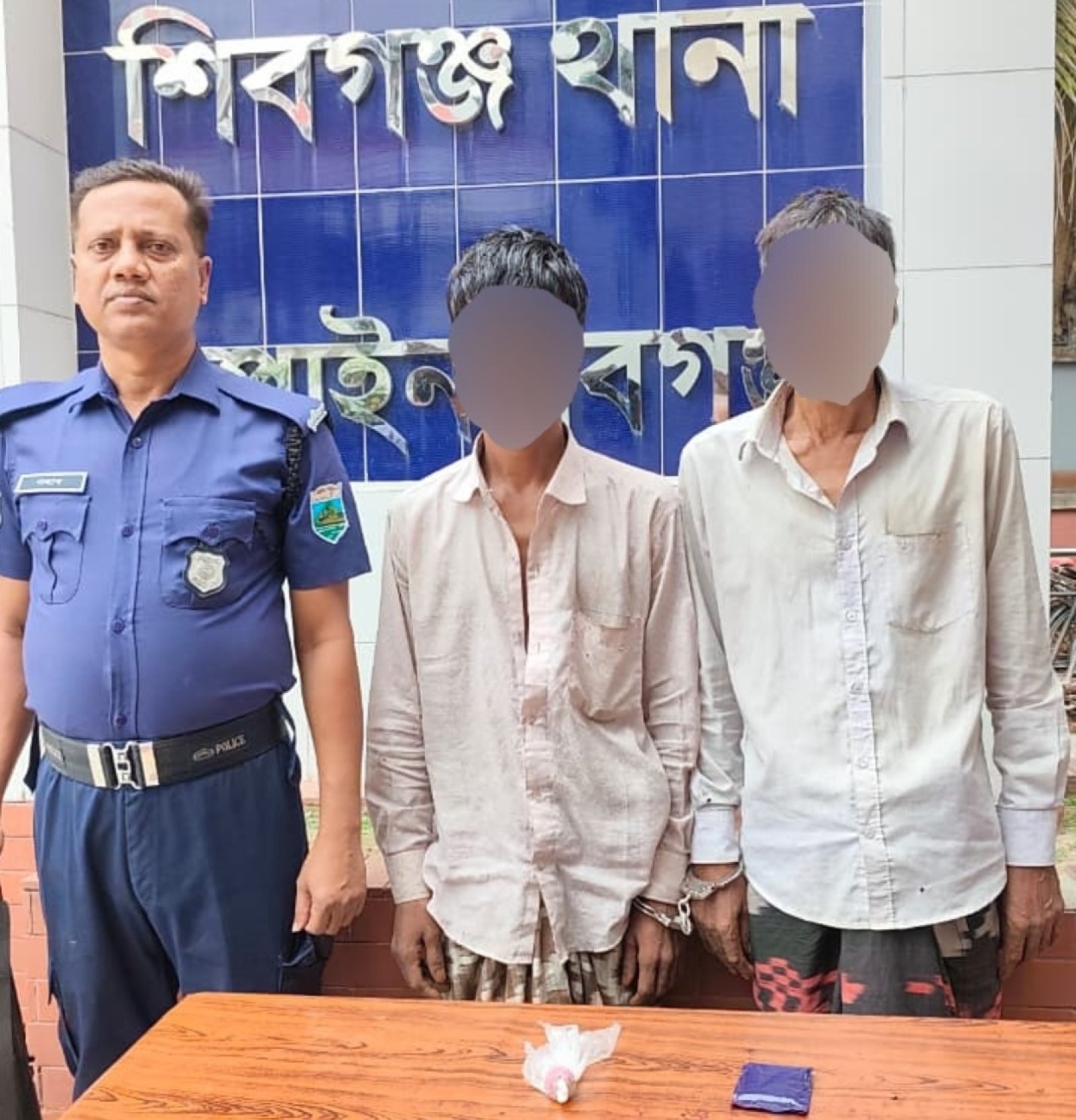 শিবগঞ্জে পুলিশের অভিযানে ইয়াবাসহ দুইজন গ্রেফতার