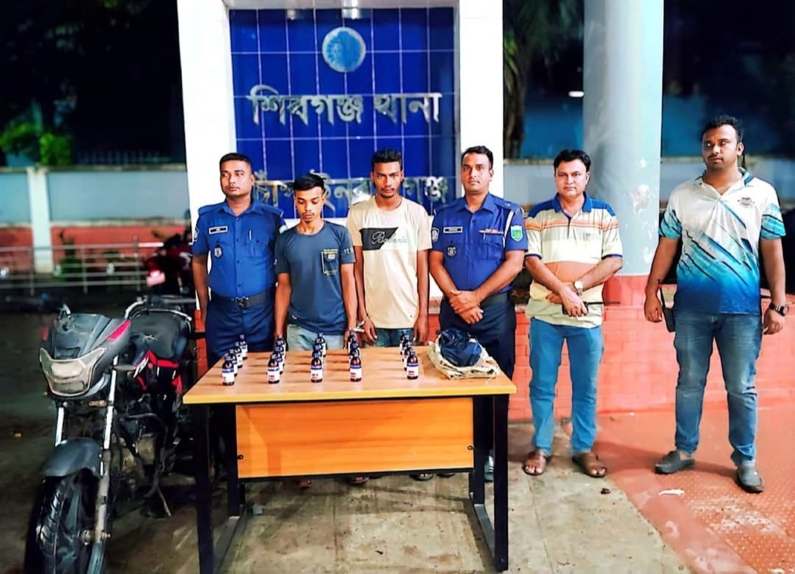 শিবগঞ্জে পুলিশের অভিযানে ইস্কাফ সিরাপসহ গ্রেপ্তার ২