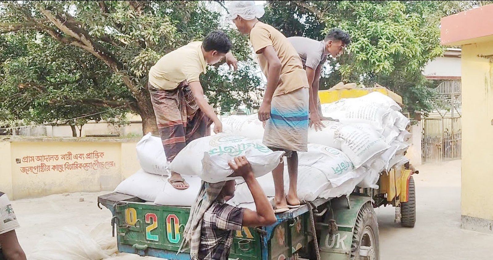 চাঁপাইনবাবগঞ্জে ১৬৯ বস্তা রাসায়নিক সার জব্দ