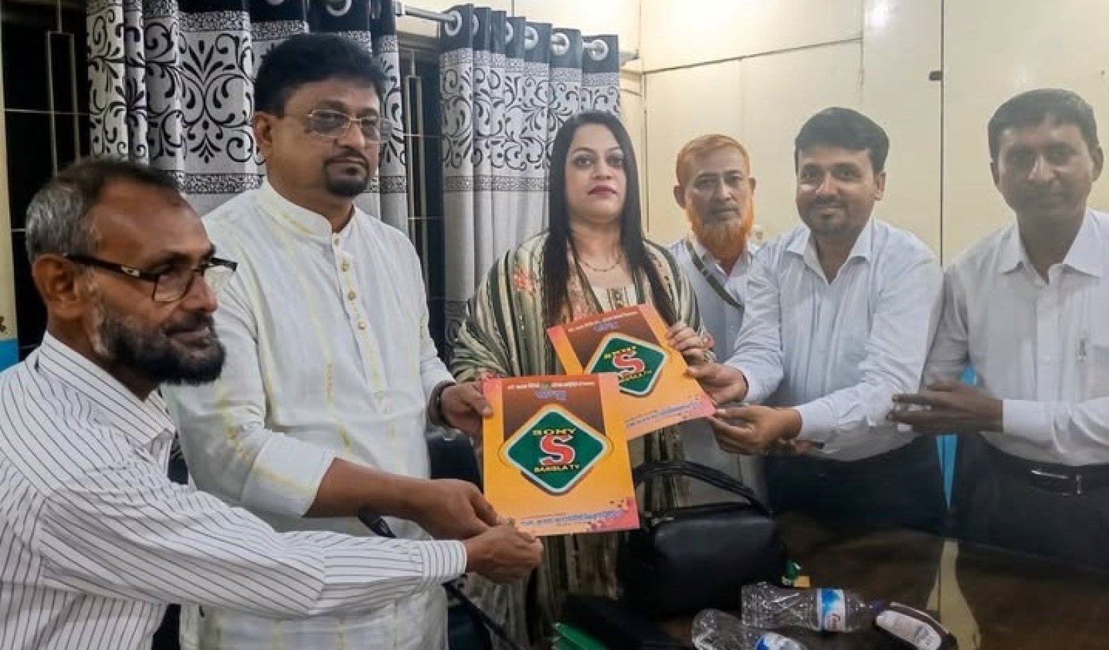 সনি বাংলা টিভির প্রতিষ্ঠা বার্ষিকী উপলক্ষে স্মরণিকা প্রদান