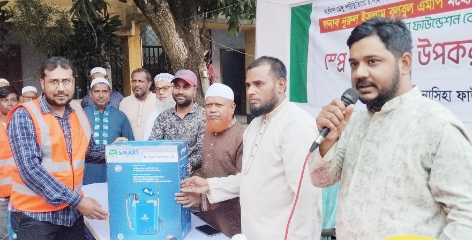 চাঁপাইনবাবগঞ্জ পৌরসভায় সদর এমপি’র ১৫টি স্প্রে মেশিনসহ উপকরণ বিতরণ