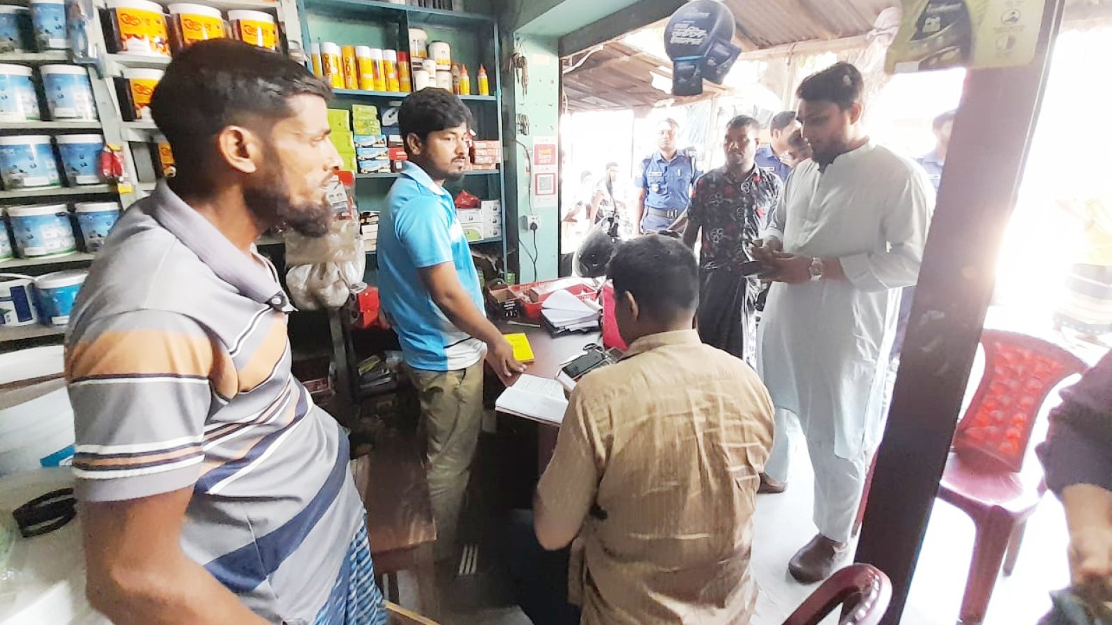 চাঁপাইনবাবগঞ্জে অবৈধ ও অতিরিক্ত দামে সার বিক্রির দায়ে দুই ব্যবসায়ীকে জরিমানা